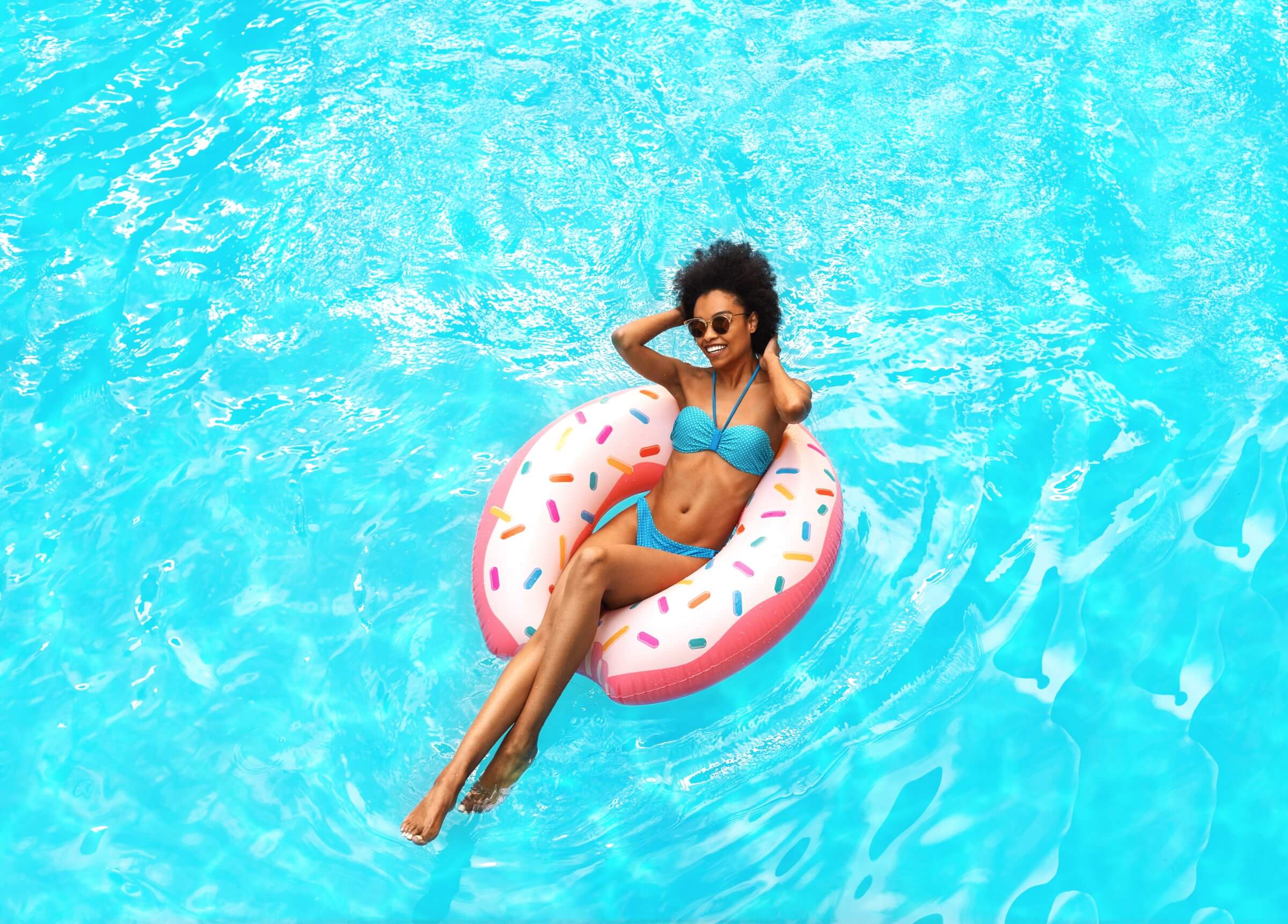 sexy-black-woman-in-bikini-enjoying-summer-sun-and-H72ZMRH (2)